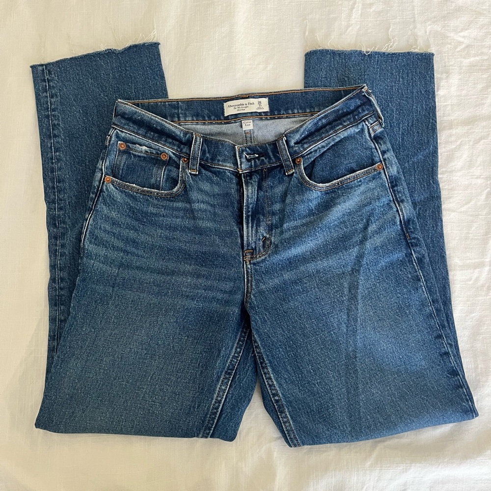 Abercrombie Curve Love Mid Rise 90’s Straight Jean - dark with raw hem, size 26s